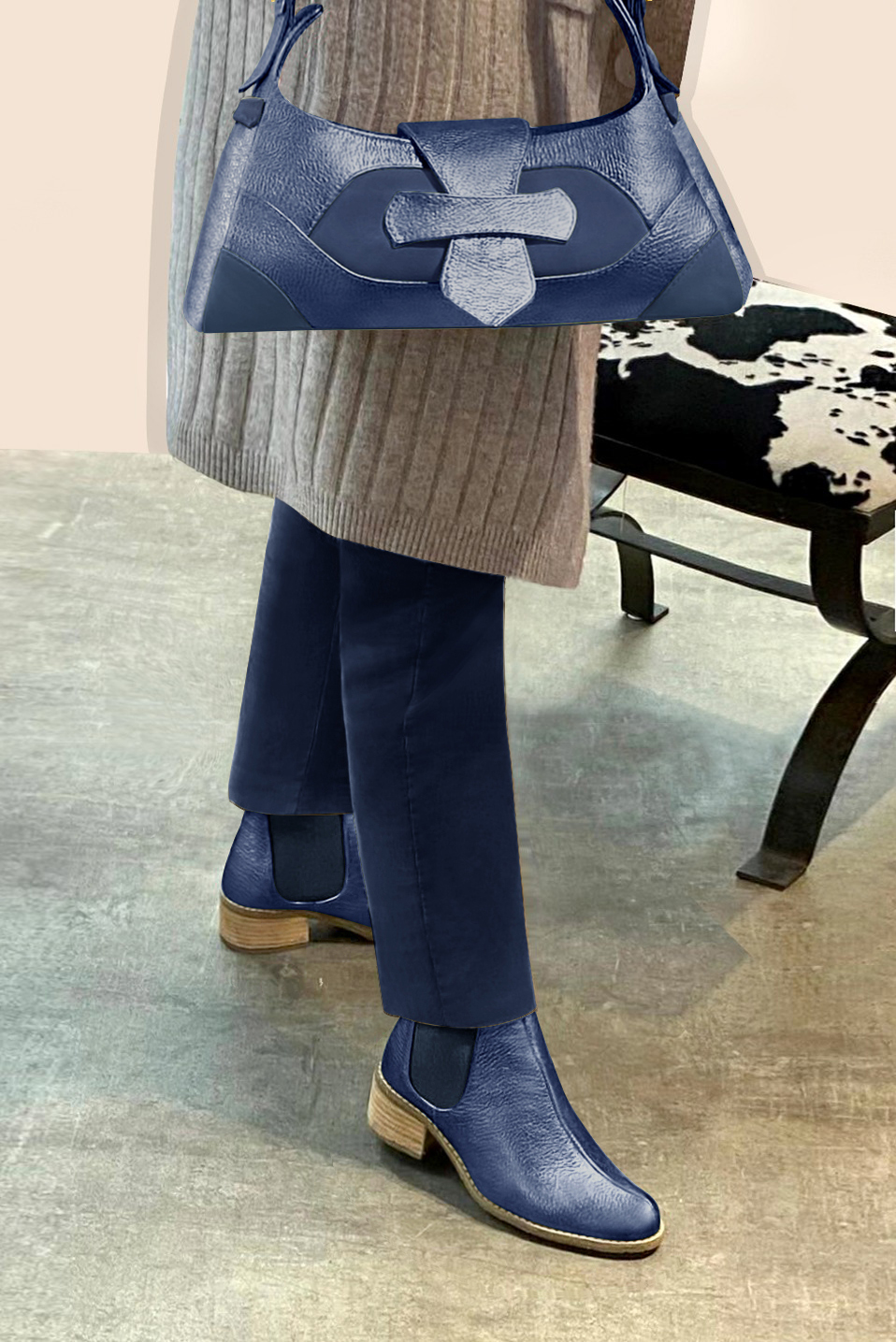 Dress handbag in prussian blue leather - Worn view